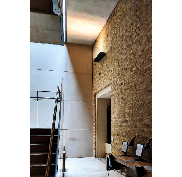Sieninis šviestuvas „Brick Wall Lamp 16/3972-20“, tekstūruotas juodas, LED 20 W, 2380 lm, CRI 90, CL.I, integruotas LED, 2700 K–3000 K–4000 K slankusis jungiklis, mikroprizminis difuzorius