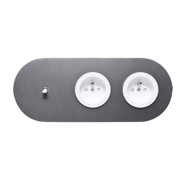 3-jų vietų horizontalus rėmelis titano / baltos spalvos: jungiklis - perjungiklis 1 kl. / kištukinis lizdas x 2 3-jų vietų horizontalus rėmelis titano / baltos spalvos: jungiklis - perjungiklis 1 kl. / kištukinis lizdas x 2